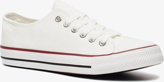 ▷ Levi's - Canvas schoenen met rood label in wit | 10% studentenkorting bij  ASOS
