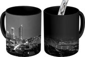 Magische Mok - Foto op Warmte Mok - Skyline van Phnom Penh tijdens de nacht - zwart wit - 350 ML