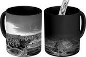 Magische Mok - Foto op Warmte Mok - Panorama van de grote stad Belo Horizonte in Zuid-Amerika - zwart wit - 350 ML