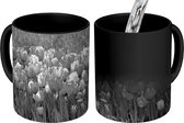Magische Mok - Foto op Warmte Mok - Een panorama van de tulpenvelden - zwart wit - 350 ML