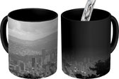 Magische Mok - Foto op Warmte Mok - Skyline Caracas op grijze dag Venezuela - zwart wit - 350 ML