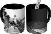 Magische Mok - Foto op Warmte Mok - Panorama van La Farola en palmbomen in Málaga Spanje - zwart wit - 350 ML