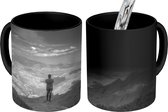 Magische Mok - Foto op Warmte Mok - Eenzaam aan de top - zwart wit - 350 ML
