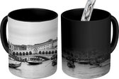 Magische Mok - Foto op Warmte Mok - Rialtobrug en gondels in Venetië - zwart wit - 350 ML