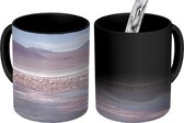 Magische Mok - Foto op Warmte Mok - Een grote groep flamingo's in een roze en blauw landschap - 350 ML