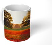 Mok - Een Klaprozen veld met twee grote bomen - 350 ML - Beker