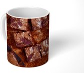 Mok - Zelfgemaakte brownies op bakpapier - 350 ML - Beker