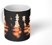 Mok - Koffiemok - Een schaakspel tegen een zwarte achtergrond - Mokken - 350 ML - Beker - Koffiemokken - Theemok