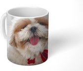 Mok - Een Shih Tzu hond ligt op een wit bed - 350 ML - Beker