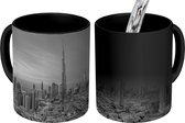 Magische Mok - Foto op Warmte Mok - panorama van Dubai met de Burj Khalifa - zwart wit - 350 ML