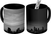 Magische Mok - Foto op Warmte Mok - Londen skyline bij zonsondergang - zwart wit - 350 ML