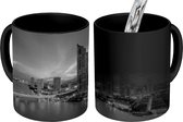 Magische Mok - Foto op Warmte Mok - Thailand - Rivier - Skyline - zwart wit - 350 ML