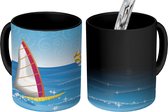Magische Mok - Foto op Warmte Mokken - Koffiemok - Een illustratie van meerdere windsurfers op zee - Magic Mok - Beker - 350 ML - Theemok