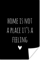 Poster Engelse quote "Home is not a place it's a feeling" met een hartje op een zwarte achtergrond - 20x30 cm