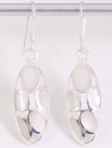 Lange opengewerkte zilveren oorbellen met parelmoer