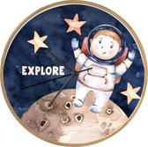Klok - Ø 30 cm - Spreuken - Quotes - 'Explore' - Astronaut - Jongens - Meisjes - Kinderen - Houtkleurig - Wandklok