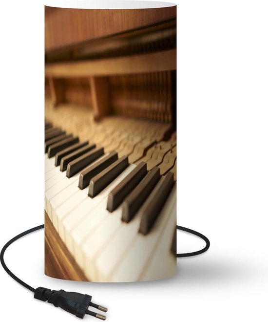Lampe Piano - Un gros plan d'un piano en bois - 54 cm de haut - Ø25 cm -  Comprend une