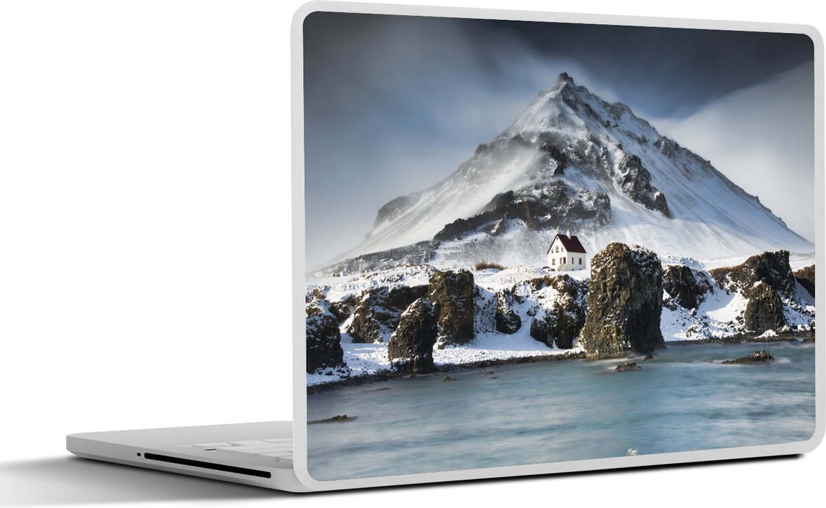 Afbeelding van product SleevesAndCases  Laptop sticker - 10.1 inch - Winter bij de haven bij het IJslandse Arnarstapi in Snaefellsnes