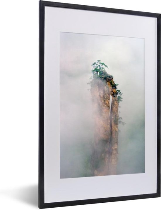 Poster met lijst Eenzame berg in de mist in China - 40x60 cm