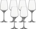 Sept verres à vin vides, transparents, sur fond blanc.