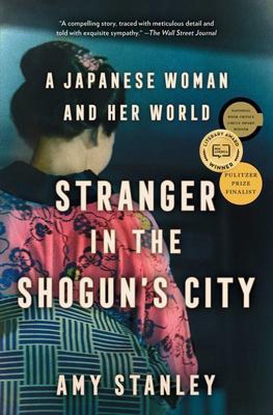 Boek kaft met een vrouw in een roze kimono met bloemenpatroon en blauwe strepen. Titel: Stranger in the Shogun's City.