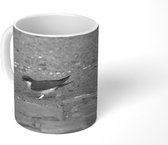 Mok - Huiszwaluw bevindt zich op een modderige grond - zwart wit - 350 ML - Beker