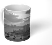 Mok - De zon schijnt door de wolken over Busan in Zuid-Korea - zwart wit - 350 ML - Beker