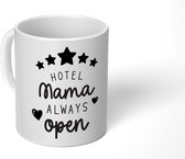 Mok - Koffiemok - Spreuken - Quotes Hotel Mama Always Open - Moederdag - Moeder cadeau - Zwart - Wit - Mokken - 350 ML - Beker - Koffiemokken - Theemok - Mok met tekst