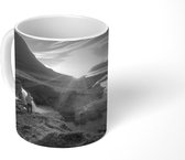 Mok - Kirkjufell-berg tijdens zonsopgang in IJsland - zwart wit - 350 ML - Beker