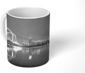 Mok - Weerspiegeling van Shenyang en de brug in het water - zwart wit - 350 ML - Beker