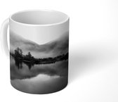 Mok - Mist trekt over een weerspiegelend meer - zwart wit - 350 ML - Beker