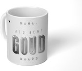 Mok - Koffiemok - Spreuken - Quotes Mama Jij Bent Goud Waard - Moeder - Moederdag cadeautje - Liefste mama - zwart wit - Mokken - 350 ML - Beker - Koffiemokken - Theemok - Mok met