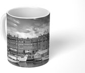 Mok - Lange straat met kleurrijke Scandinavische huizen - zwart wit - 350 ML - Beker