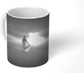 Mok - Mysterieuze vrouw in het water - zwart wit - 350 ML - Beker