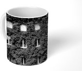 Mok - Klimop op de muur van een gebouw - zwart wit - 350 ML - Beker