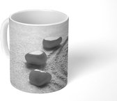 Mok - Zen beeld van rode stenen in het zand - zwart wit - 350 ML - Beker