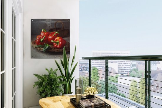 Posters de jardin Quatre poivrons rouges sur un panier en osier - 50x50 cm - Toile jardin - Affiche extérieure