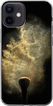 Geschikt voor iPhone 12 hoesje - Goud poeder op een zwarte achtergrond - Siliconen Telefoonhoesje