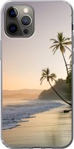 Geschikt voor iPhone 12 Pro hoesje - Strand - Zee - Palmboom - Siliconen Telefoonhoesje