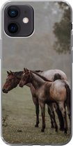 Geschikt voor iPhone 12 hoesje - Paarden - Natuur - Mist - Siliconen Telefoonhoesje