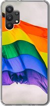 Geschikt voor Samsung Galaxy A32 5G hoesje - Foto van een regenboog vlag - Siliconen Telefoonhoesje