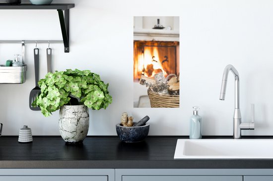 Affiche Cheminée derrière un panier de bois - 20x40 cm