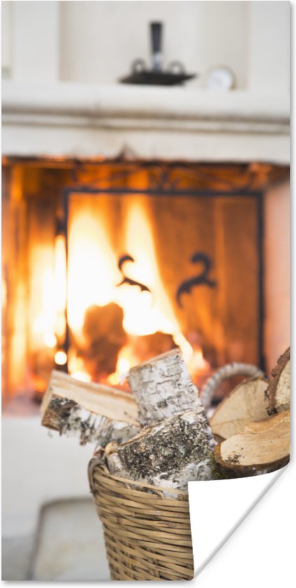 Affiche Cheminée derrière un panier de bois - 75x150 cm