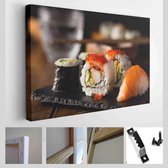 Glas verse en heerlijke maki en nigiri sushi en sake - Canvas Modern Art - Horizontaal - 394084948
