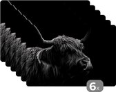 Placemat - Schotse hooglander die zijn neus likt op een zwarte achtergrond - zwart wit - 45x30 cm - 6 stuks - Hittebestendig - Anti-Slip - Onderlegger - Afneembaar