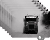 Placemat - Placemats kunststof - Stevige vrachtwagen rijdend in het zand - zwart wit - 45x30 cm - 6 stuks - Hittebestendig - Anti-Slip - Onderlegger - Afneembaar