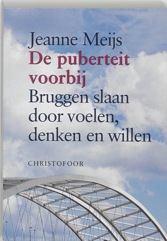 Boekomslag met de titel 'De puberteit voorbij'. Brug op de voorgrond, blauwe lucht met wolken op de achtergrond.