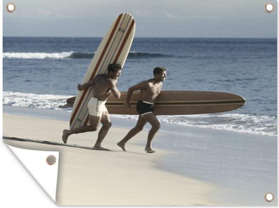 Tuin decoratie Vintage strandfoto van twee mannen met surfplanken - 40x30 cm - Tuindoek - Buitenposter