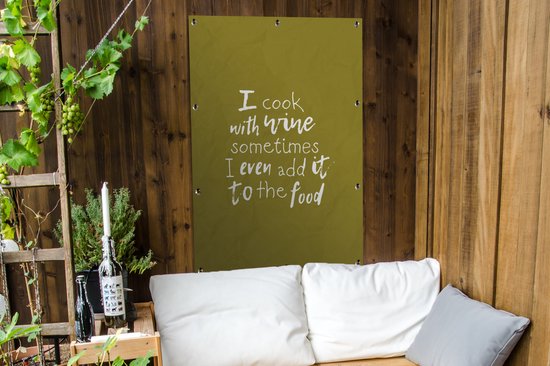 Tuinposter 80x120 cm - Tuindecoratie Wijn quote "I cook with wine sometimes I even add it to the food" met groene achtergrond - Poster voor in de tuin - Buiten decoratie - Schutting tuinschilderij - Tuindoek muurdecoratie - Wanddecoratie balkondoek