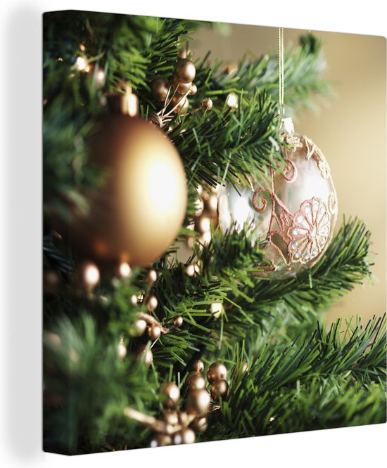 Canvas Schilderij Close up van kerst ornamenten in kerstboom - 50x50 cm - Wanddecoratie